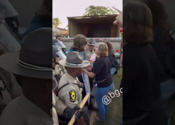 Violent Clashes Between Anti-ICE protesters and Police at Chicago Detention Facility #shorts