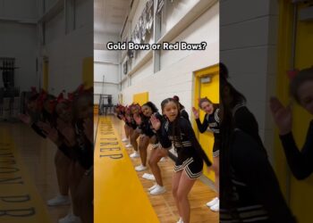 Quick switch up🎀 #basketball #highschoolbasketball #highschool #highschoolsports #cheerleading