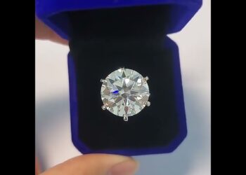 Breathtaking 15-20 Carat D Color Moissanite Wedding Ring in Sterling Silver 925 Luxurious Brides