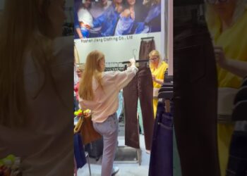 We talked to friends from all over the world at the Canton Fair. #jeans #expo #fashion