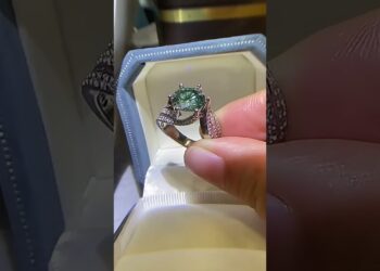 This Sparkling 5 Carat Green Moissanite Ring in 925 Silver Makes the Perfect Wedding Statement